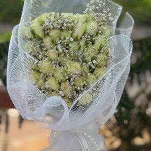 Ivory Dream Rose Bouquet – Elegant White Roses with Baby’s Breath