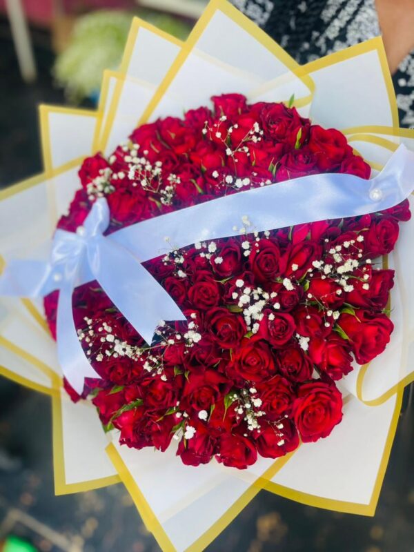 Scarlet Embrace – Premium Red Rose Bouquet Kigali