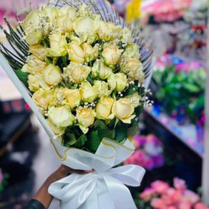 Golden Grace Cream Rose Bouquet – Elegant Flowers for Delivery in Kigali