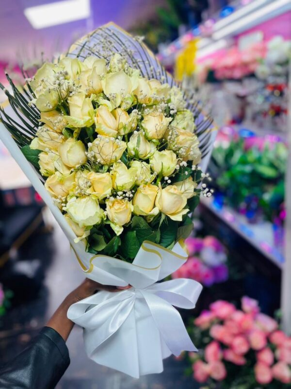 Golden Grace Cream Rose Bouquet – Elegant Flowers for Delivery in Kigali